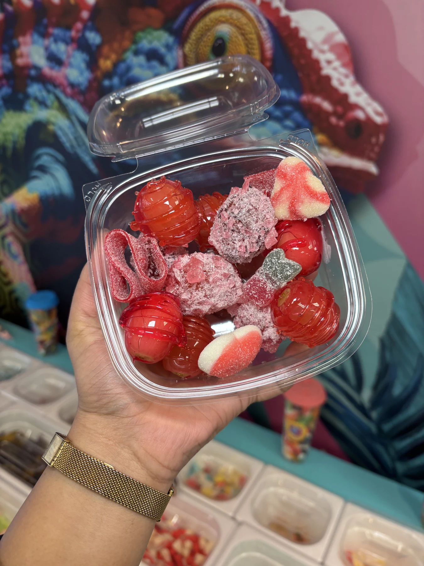 Een bakje Frozen Candy Grapes van Sweet Candy Store